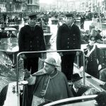 Juan XXIII, a su entrada oficial a Venecia en la procesión de góndolas y lanchas sobre el gran Canal