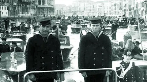 Juan XXIII, a su entrada oficial a Venecia en la procesión de góndolas y lanchas sobre el gran Canal