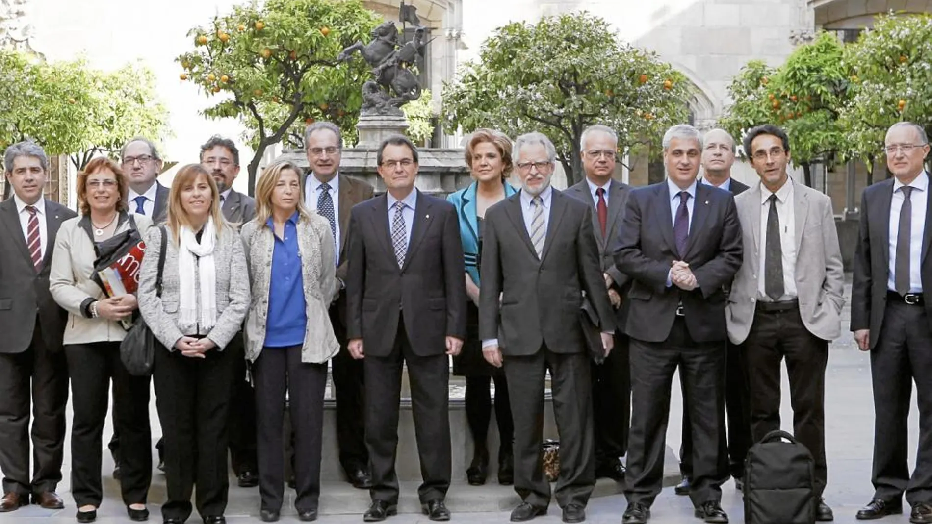 Pilar Rahola –en la imagen junto a Mas–, es miembro del consejo de «sabios» que el president eligió para diseñar el estado catalán con «estricto rigor». Por eso, su error ha provocado peticiones de dimisión