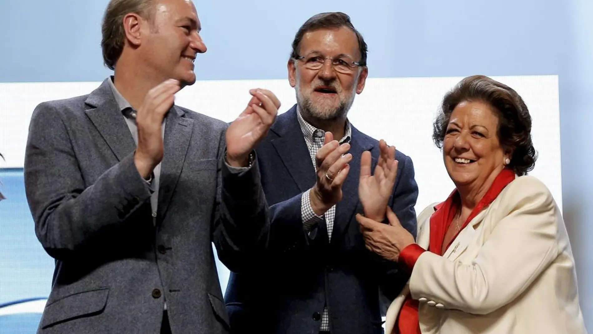El presidente del Gobierno y del PP, Mariano Rajoy, clausura las jornadas sobre el Programa Marco Local del partido, junto a la candidata a la alcaldía de Valencia, Rita Barberá, y el presidente de la Generalitat, Alberto Fabra