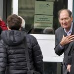 El abogado sudafricano Brian Currin, líder del llamado Grupo Internacional de Contacto (GIC), Pierre Hazan y Alberto Spektorowski, entre otros, a su llegada hoy a la comisaría de Bayona (Francia)