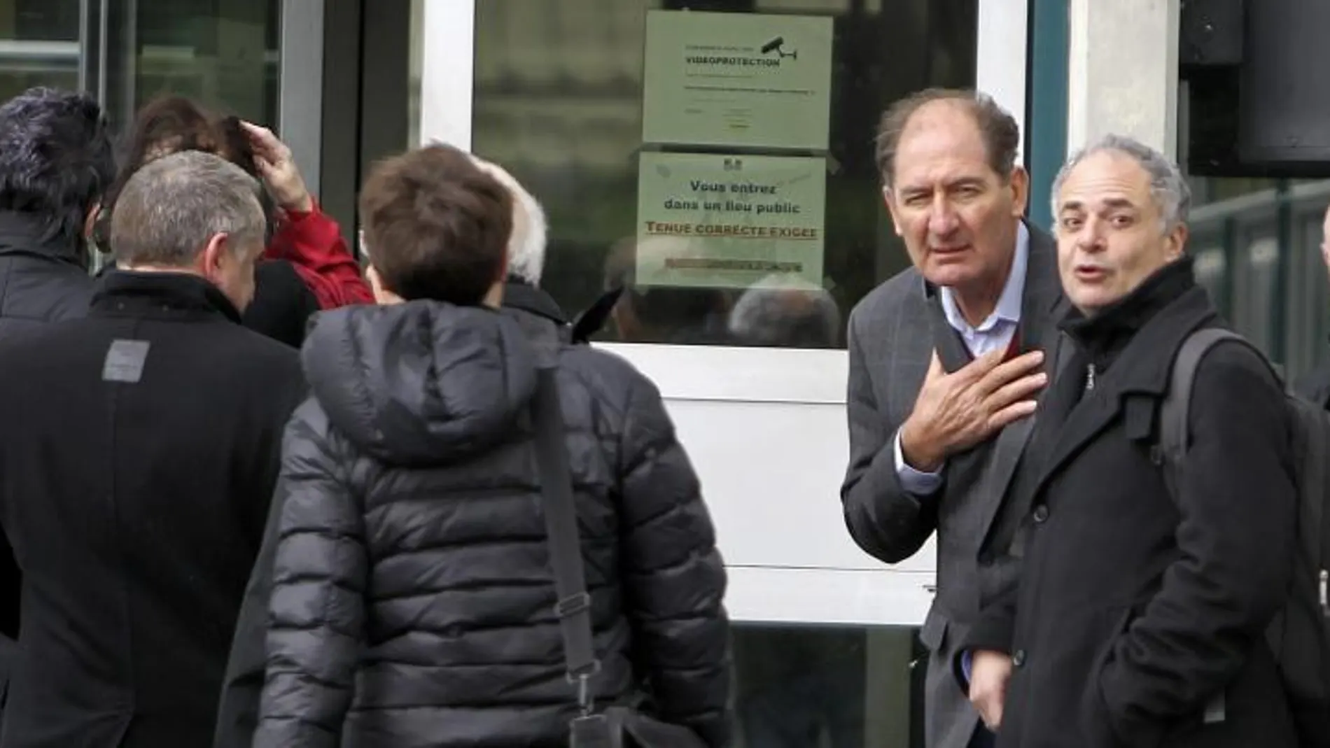 El abogado sudafricano Brian Currin, líder del llamado Grupo Internacional de Contacto (GIC), Pierre Hazan y Alberto Spektorowski, entre otros, a su llegada hoy a la comisaría de Bayona (Francia)