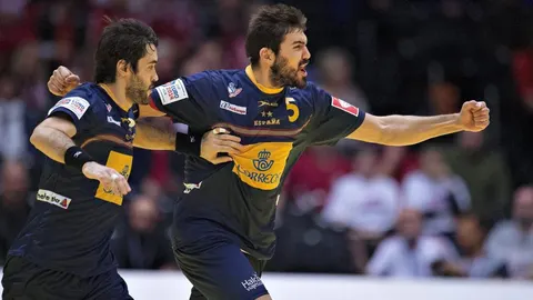 Los jugadores de la selección española de balonmano Joan Canellas (izqda) y Jorge Maqueda (dcha), celebran un tanto durante el enfrentamiento de su equipo con la selección austriaca