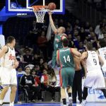 El base estadounidense del Baloncesto Sevilla Ben Woodside entra a canasta ante varios jugadores del Real Madrid
