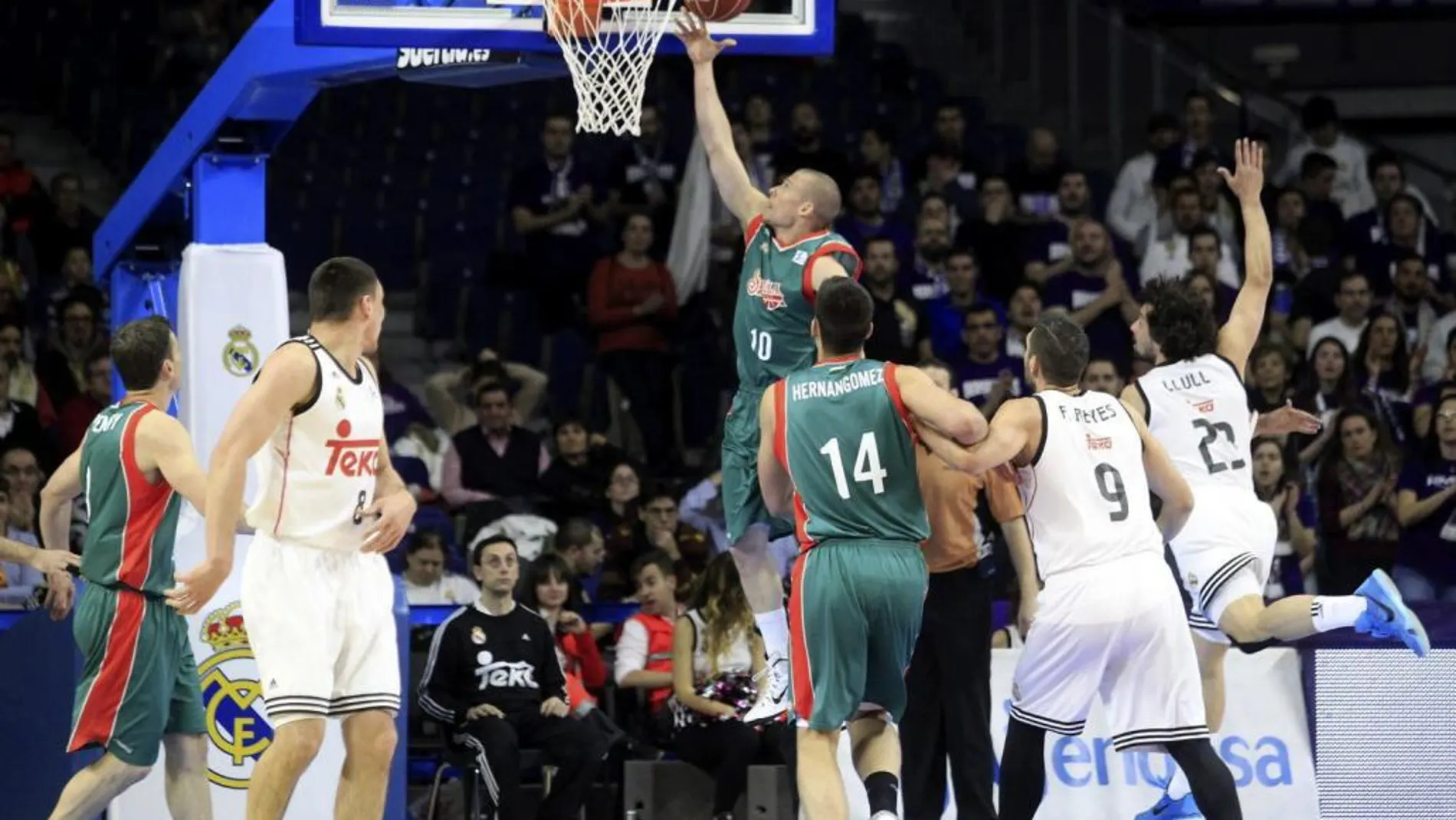 El base estadounidense del Baloncesto Sevilla Ben Woodside entra a canasta ante varios jugadores del Real Madrid