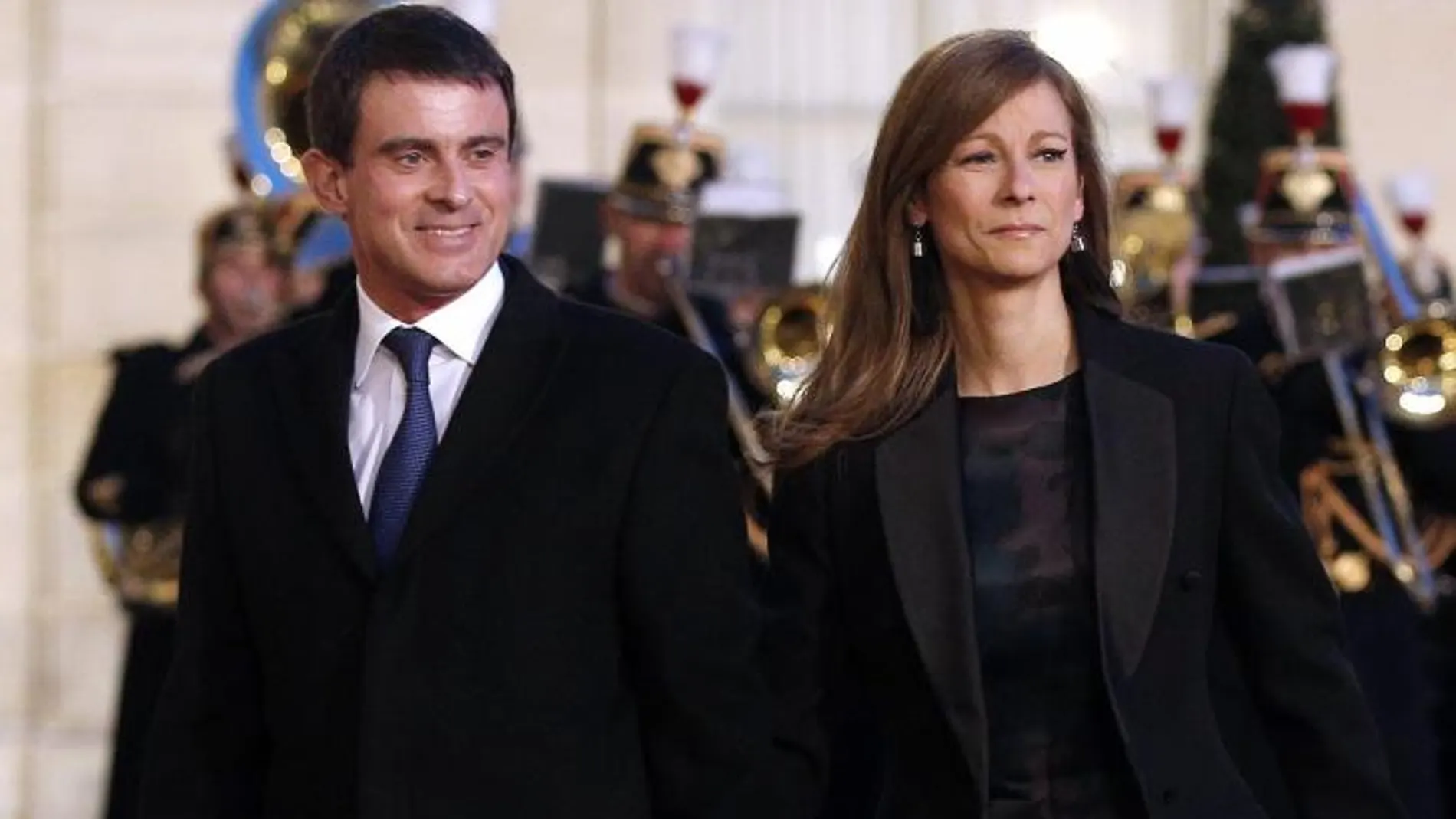 Manuel Valls (i), y su esposa, Anne Gravoin (d), posan previo a una cena de Estado en el Palacio Elíseo.