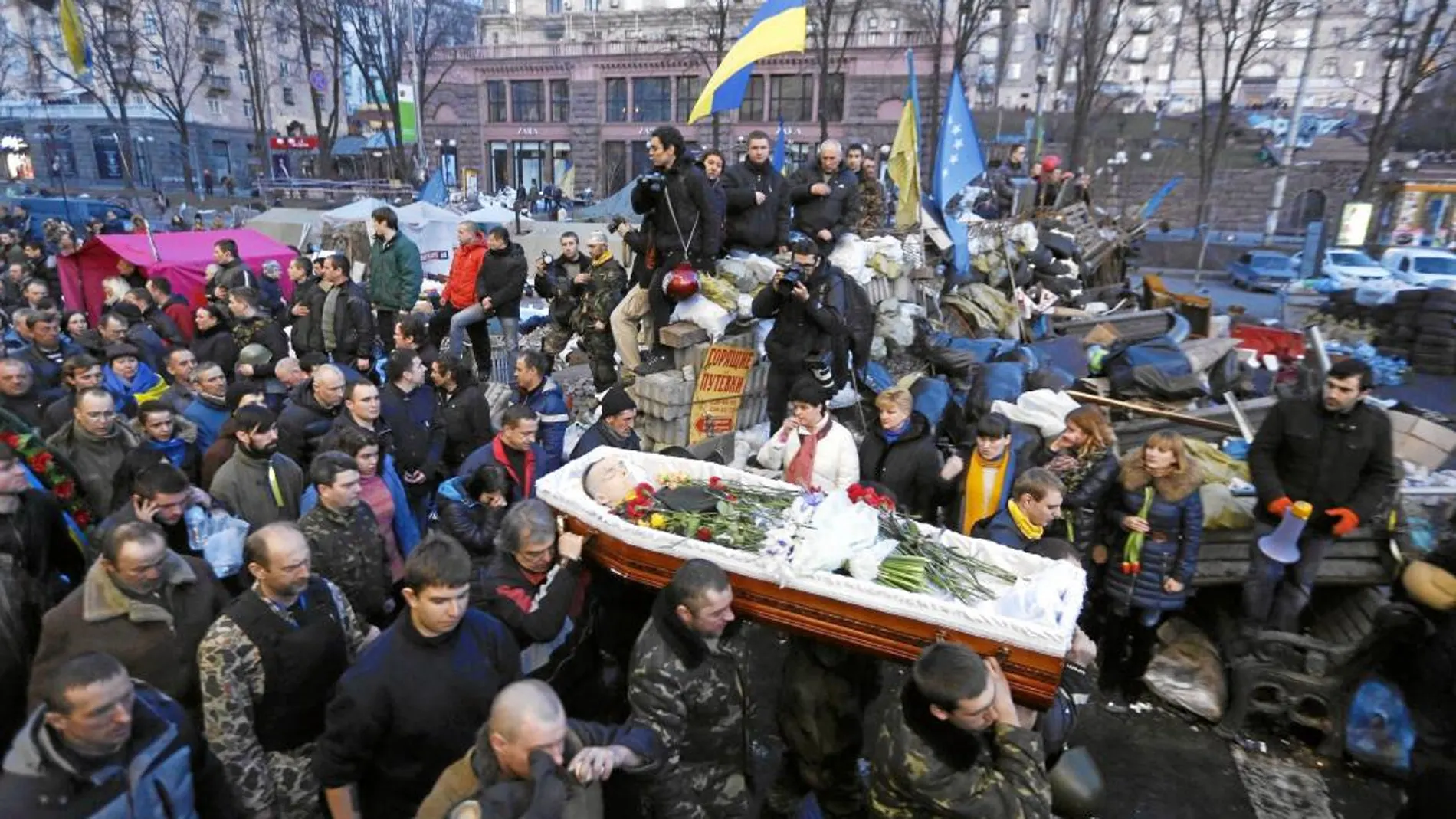 Varios ucranianos se despiden en Kiev de una de las víctimas de la brutal represión del jueves