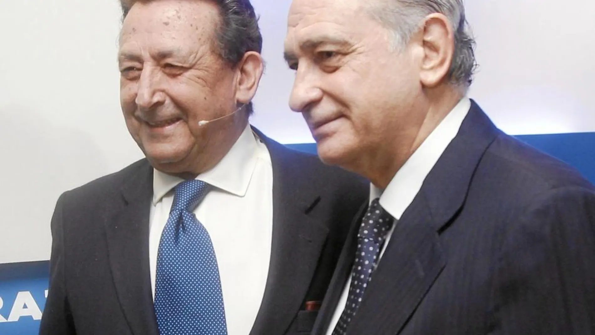 El ministro de Interior, Jorge Fernández, y Alfonso Ussia, ayer en LA RAZÓN