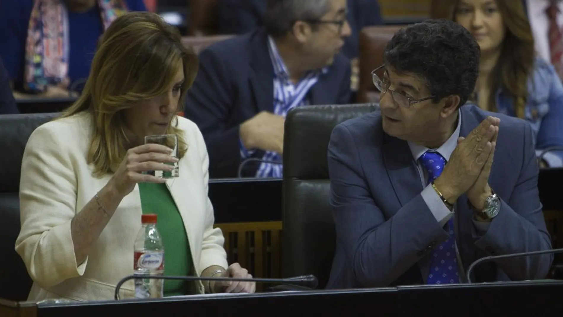 Susana Díaz, junto al vicepresidente andaluz Diego Valderas, tras una de sus intervenciones en la sesión de control al ejecutivo que tiene lugar hoy en el Parlamento de Andalucía en Sevilla.