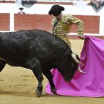 José Tomás dibuja una media verónica a uno de los toros de El Pilar, ayer, en el León Arena