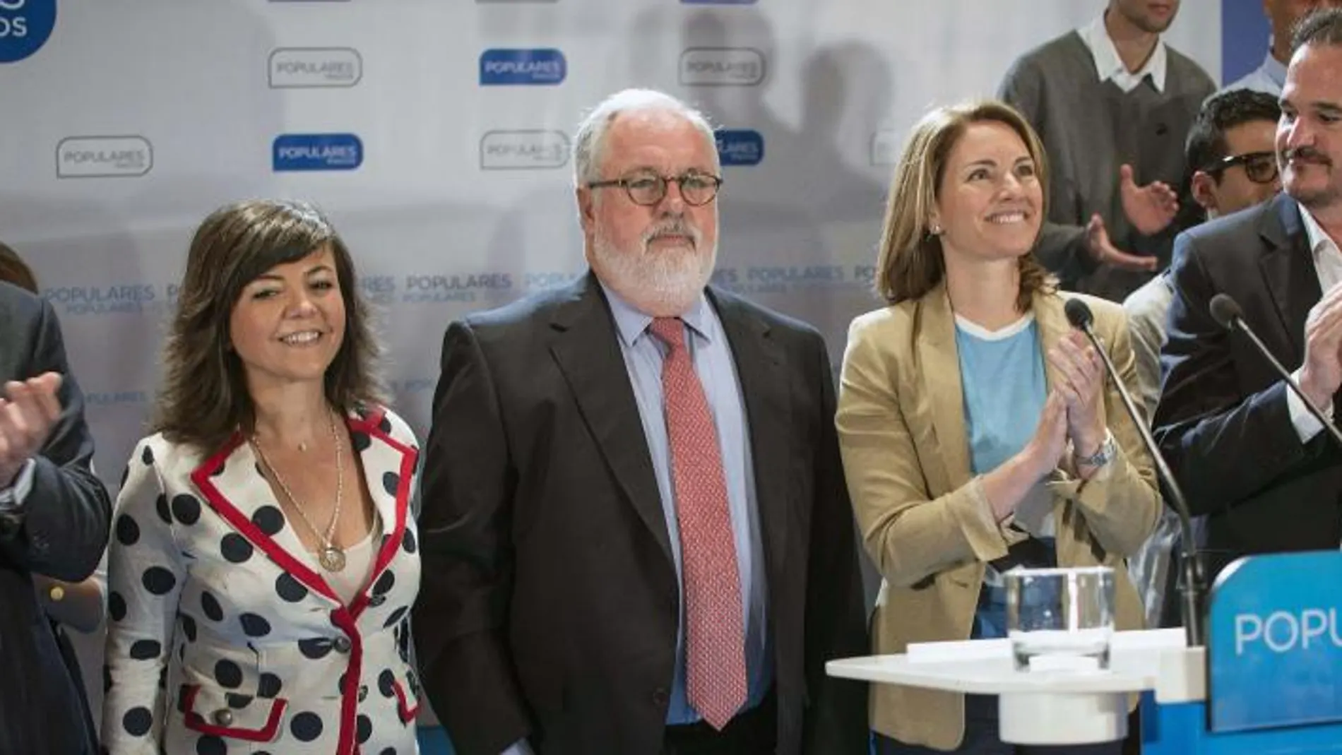 El cabeza de lista del PP a las próximas elecciones europeas, Miguel Arias Cañete (c), ha intervenido en un acto en Bilbao junto a dirigentes del PP vasco