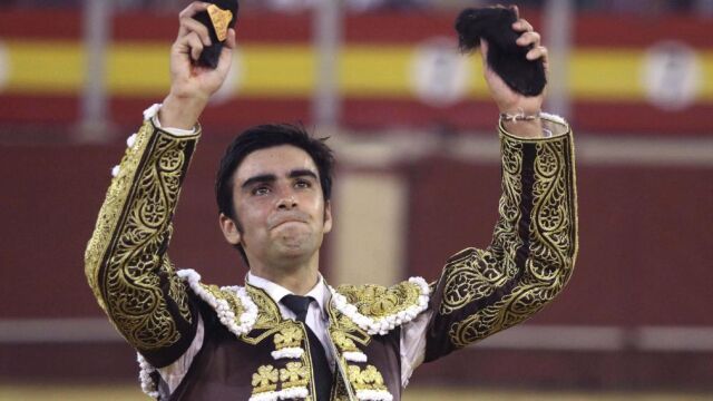 Perera salió a hombros con las dos orejas cortadas a su segundo toro