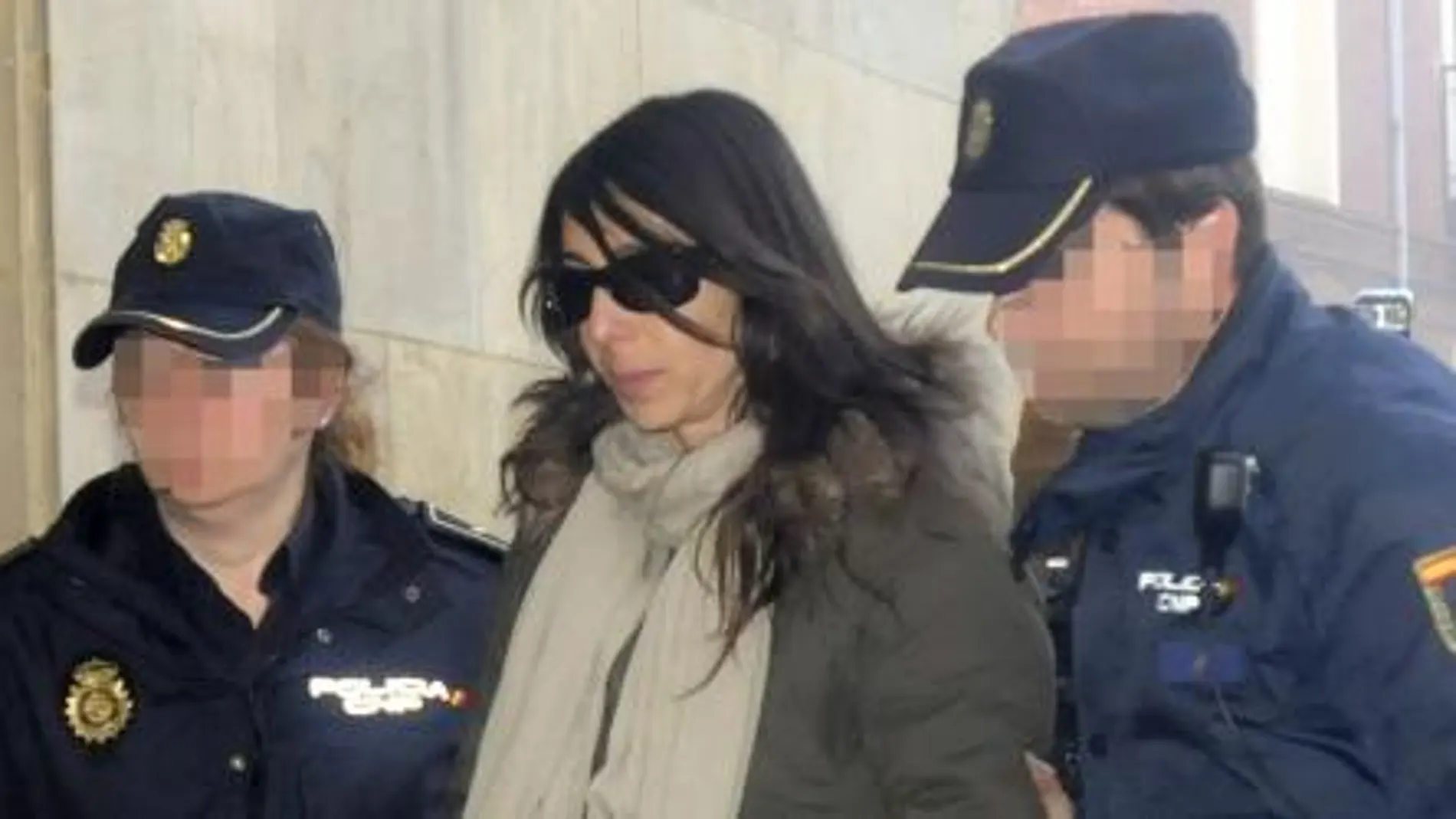 La agente de la Policía Local Raquel Gago a su llegada a la Audiencia Provincial de León