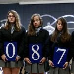 Los niños de Sa Ildefonso muestran el número con el segundo premio del sorteo de la lotería del Niño que ha recaído en el número 46.674