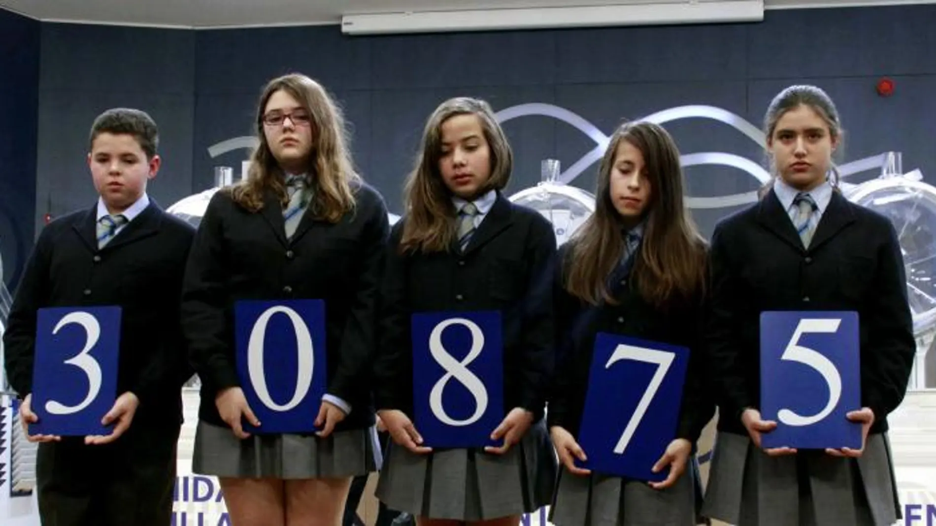 Los niños de Sa Ildefonso muestran el número con el segundo premio del sorteo de la lotería del Niño que ha recaído en el número 46.674