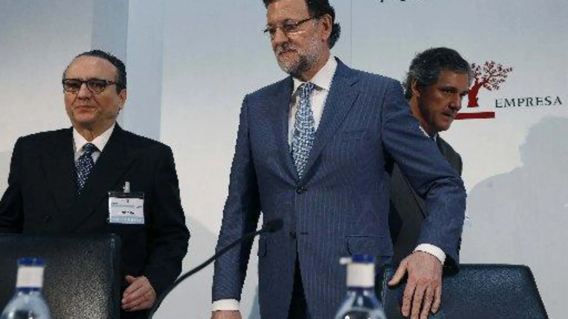 El presidente del Gobierno, Mariano Rajoy (c), momentos antes de su intervención hoy en la clausura de la asamblea anual de socios del Instituto de Empresa Familiar