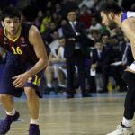 El jugador griego del FC Barcelona Kostas Papanikolaou (i) trata de superar hoy al alero griego del Anadolu Efes Kostas Vasileiadis