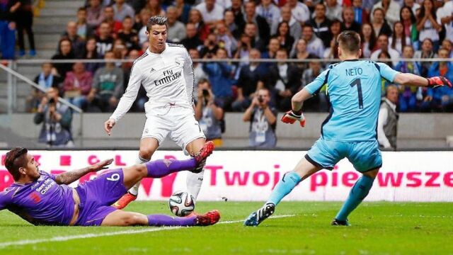 Ronaldo remata de forma impecable el primer gol del amistoso que el Real Madrid disputó ayer en Varsovia