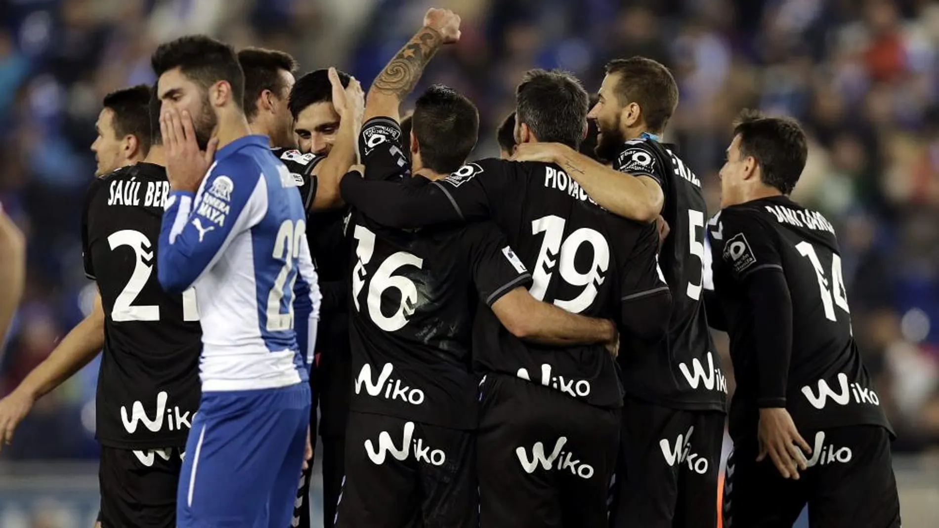 Los jugadores del Eibar celebran su segundo gol ante el RCD Espanyol, obra del defensa Eneko Bóveda