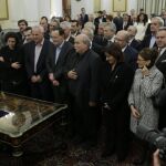El presidente griego, Karolos Papoulias, toma juramento al nuevo Gobierno, en el palacio Presidencial de Atenas
