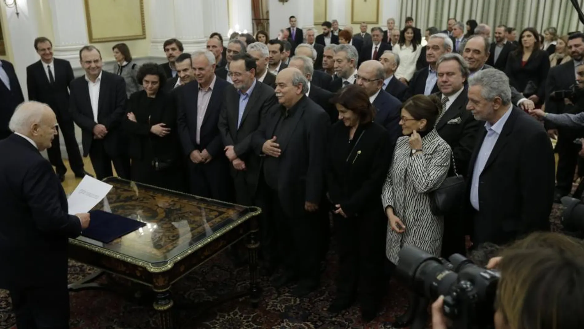 El presidente griego, Karolos Papoulias, toma juramento al nuevo Gobierno, en el palacio Presidencial de Atenas