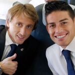 Modric y James, en el avión que les lleva a Liverpool