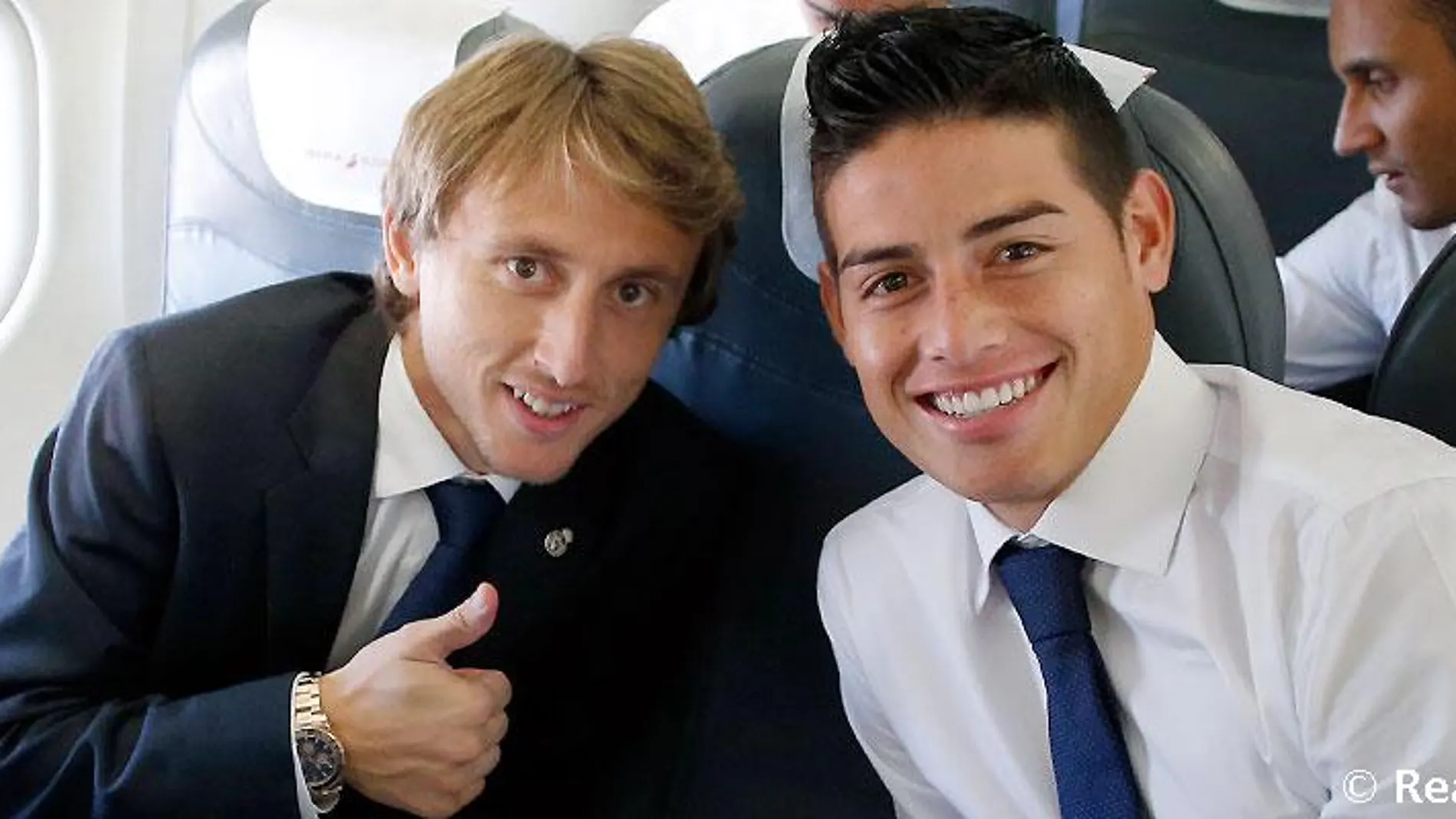 Modric y James, en el avión que les lleva a Liverpool