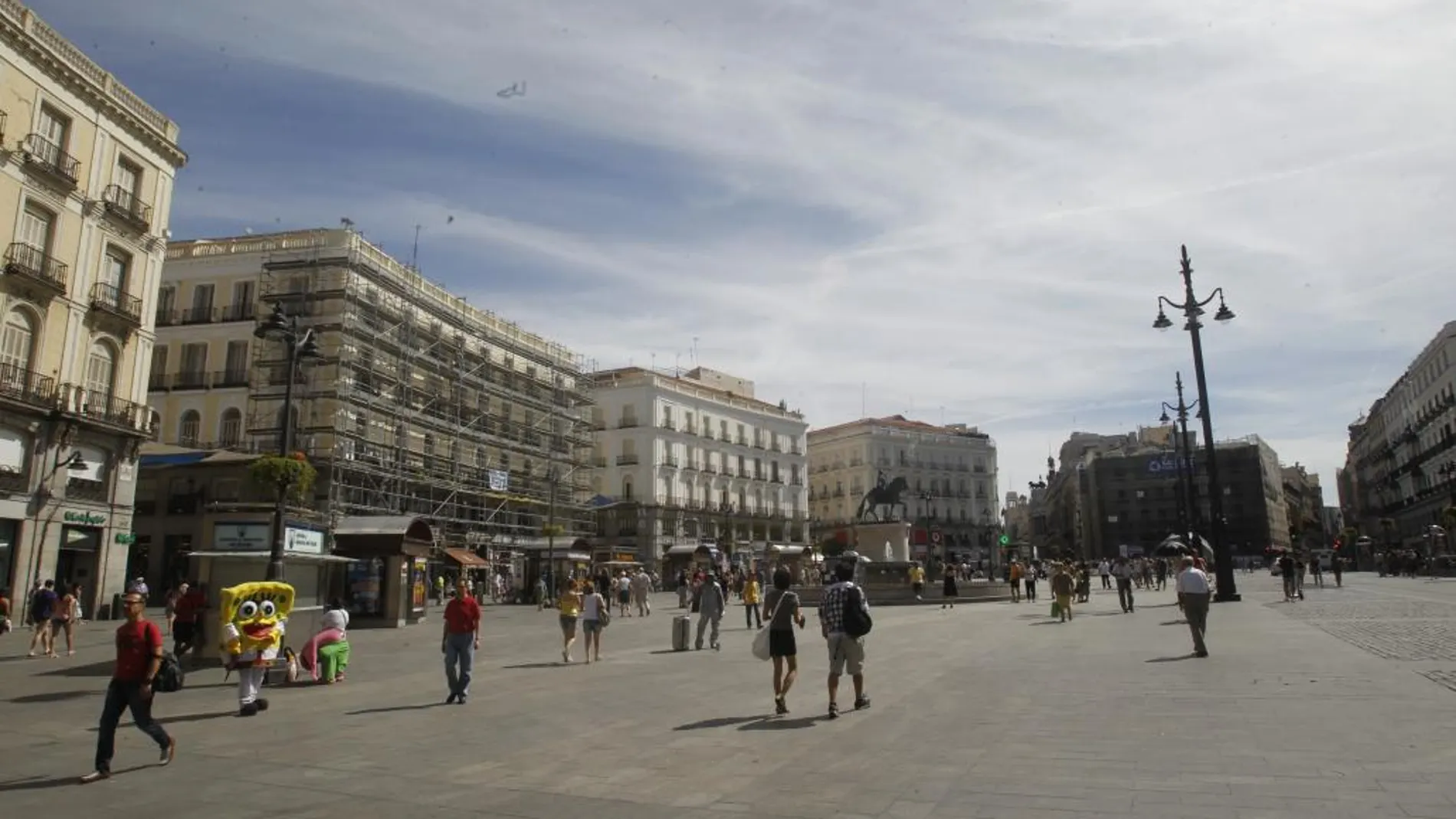 España recibe el récord de 16 millones de turistas hasta abril, un 4,4 % más