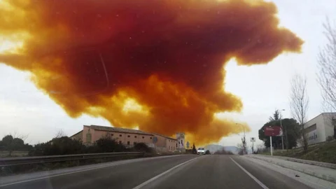 La nube tóxica sobre el polígono Les Comes de Igualada (Barcelona)