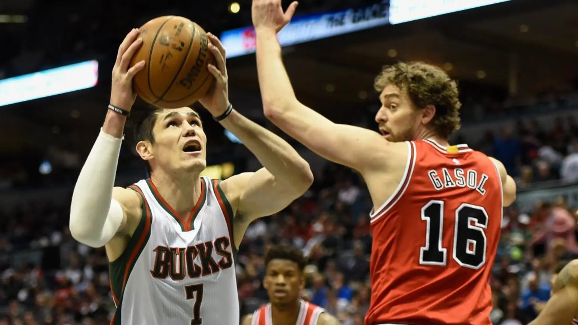 Ersan Ilyasova (7) y Pau Gasol (16) , durante el encuentro.