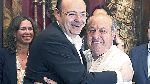 El alcalde en funciones de Granada, José Torres Hurtado, es abrazado por el presidente del PP de Granada, Sebastian Pérez