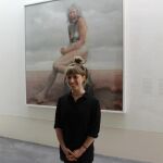 Aleah Chapin junto a una de sus obras