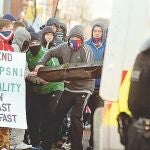 Jóvenes protestantes durante los enfrentamientos