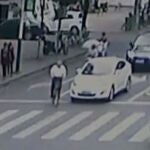 Un conductor atropella a un anciano y no se detiene hasta que lo pasa por encima