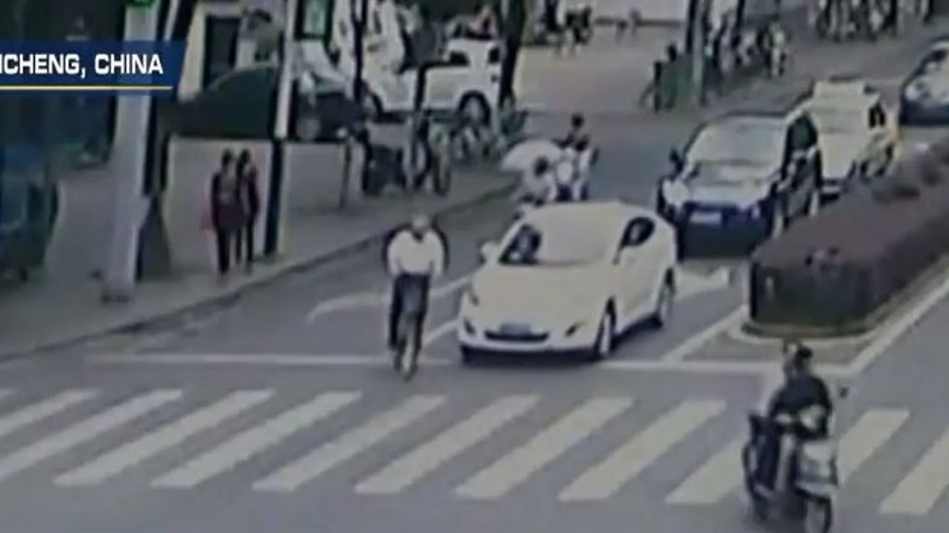 Un conductor atropella a un anciano y no se detiene hasta que lo pasa por encima