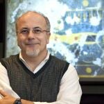 Miguel Ángel Molinero, el epigrafista jefe del proyecto en el que trabajan un grupo de egiptólogos de la Universidad de La Laguna, para la reconstrucción del techo que muestra un cielo estrellado en una tumba en Luxor (tal y como muestra la fotografía detrás).