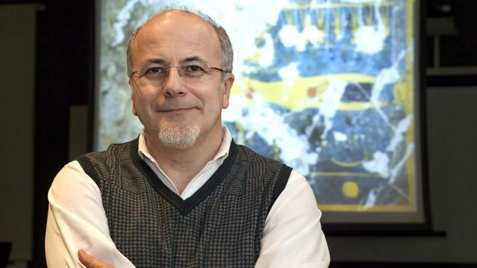 Miguel Ángel Molinero, el epigrafista jefe del proyecto en el que trabajan un grupo de egiptólogos de la Universidad de La Laguna, para la reconstrucción del techo que muestra un cielo estrellado en una tumba en Luxor (tal y como muestra la fotografía detrás).