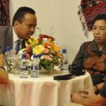 La embajadora de Indonesia Yuli Mumpuni Widarso, acompañada con su intérprete, ofreciendo información a la prensa española