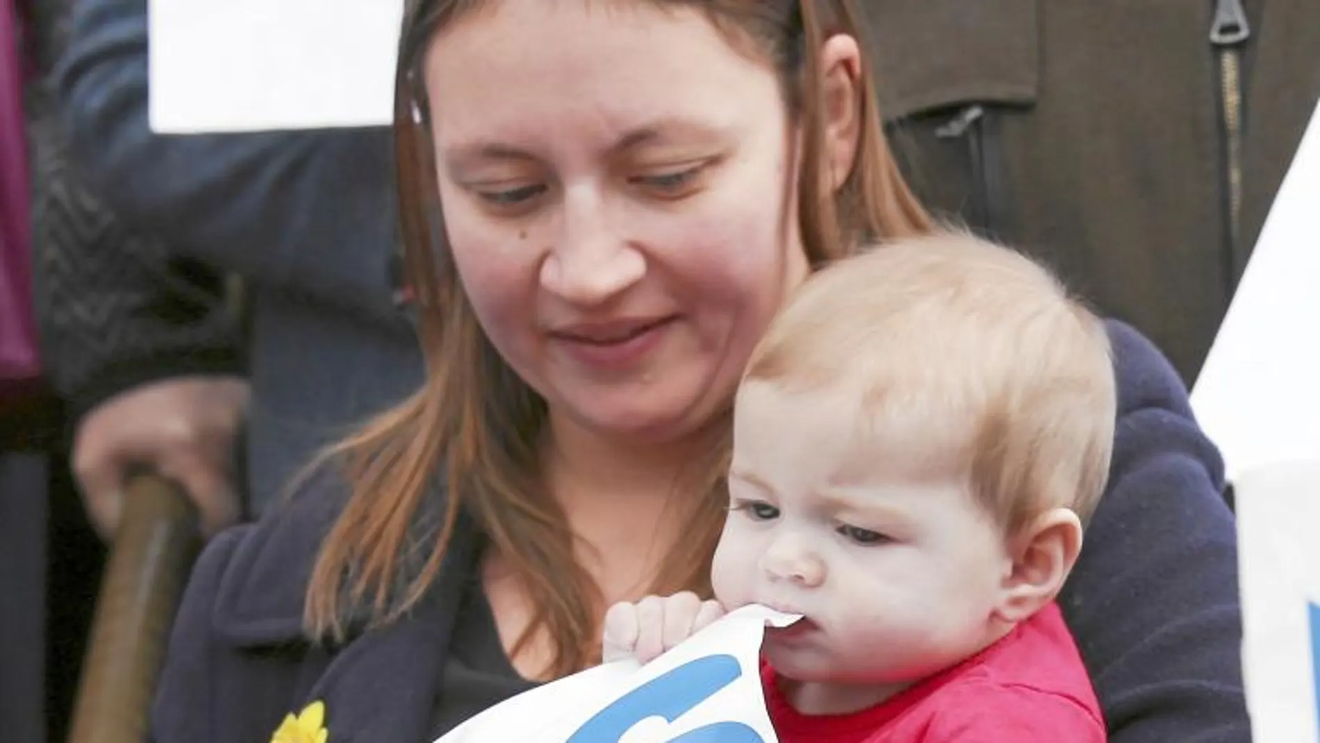 A MORDISCOS. Un bebé de seis meses muerde un cartel de apoyo a la secesión durante un acto de Alex Salmond en Edimburgo