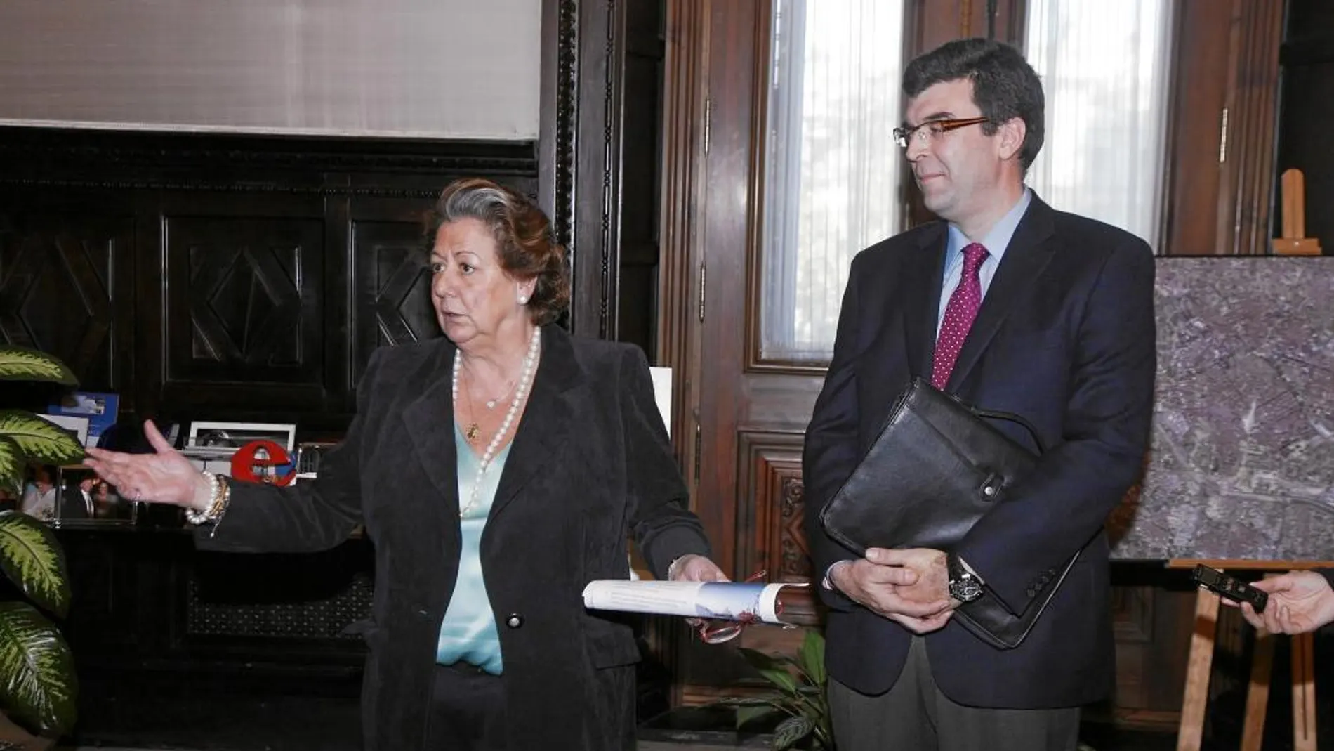 La alcaldesa de Valencia, Rita Barberá, y el director general de Cairn Energy en España, Antonio Martín