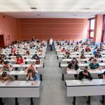 En la imagen, una fotografía de archivo de los alumnos examinándose en la Universitat de València, Campus dels Tarongers