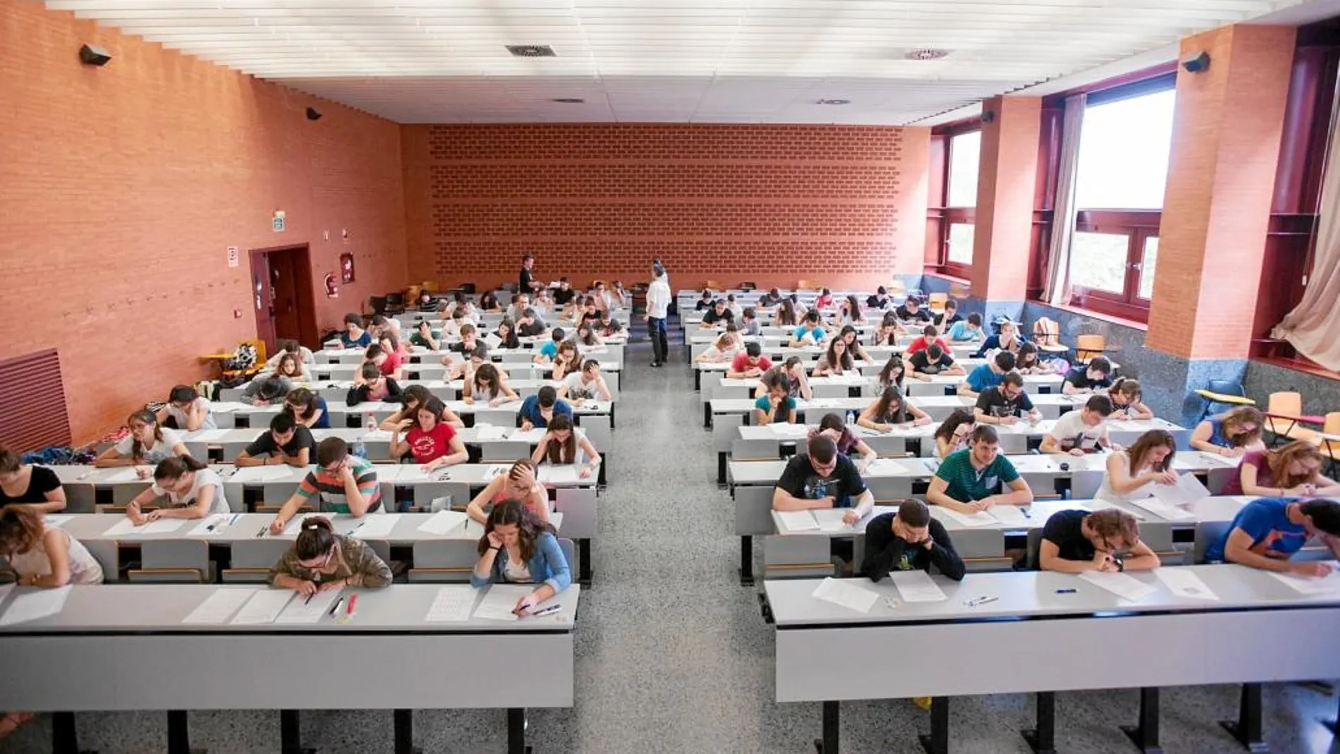 En la imagen, una fotografía de archivo de los alumnos examinándose en la Universitat de València, Campus dels Tarongers