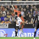 Casillas no pudo evitar el gol de Otamendi, el segundo del Valencia, que al final, le dio la victoria e impidió la 23 consecutiva del Madrid