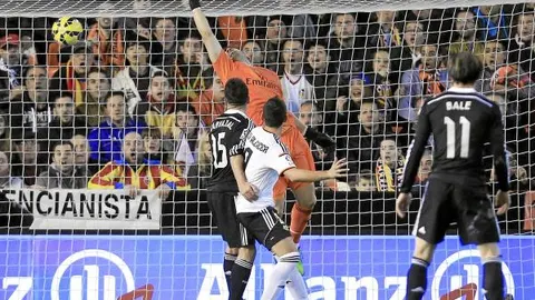 Casillas no pudo evitar el gol de Otamendi, el segundo del Valencia, que al final, le dio la victoria e impidió la 23 consecutiva del Madrid