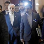 El jefe de la Organización de Energía Nuclear, Ali Akbar Salehi (en el centro), a la salida de un encuentro con el grupo 5+1, ayer en la ciudad suiza de Lausana