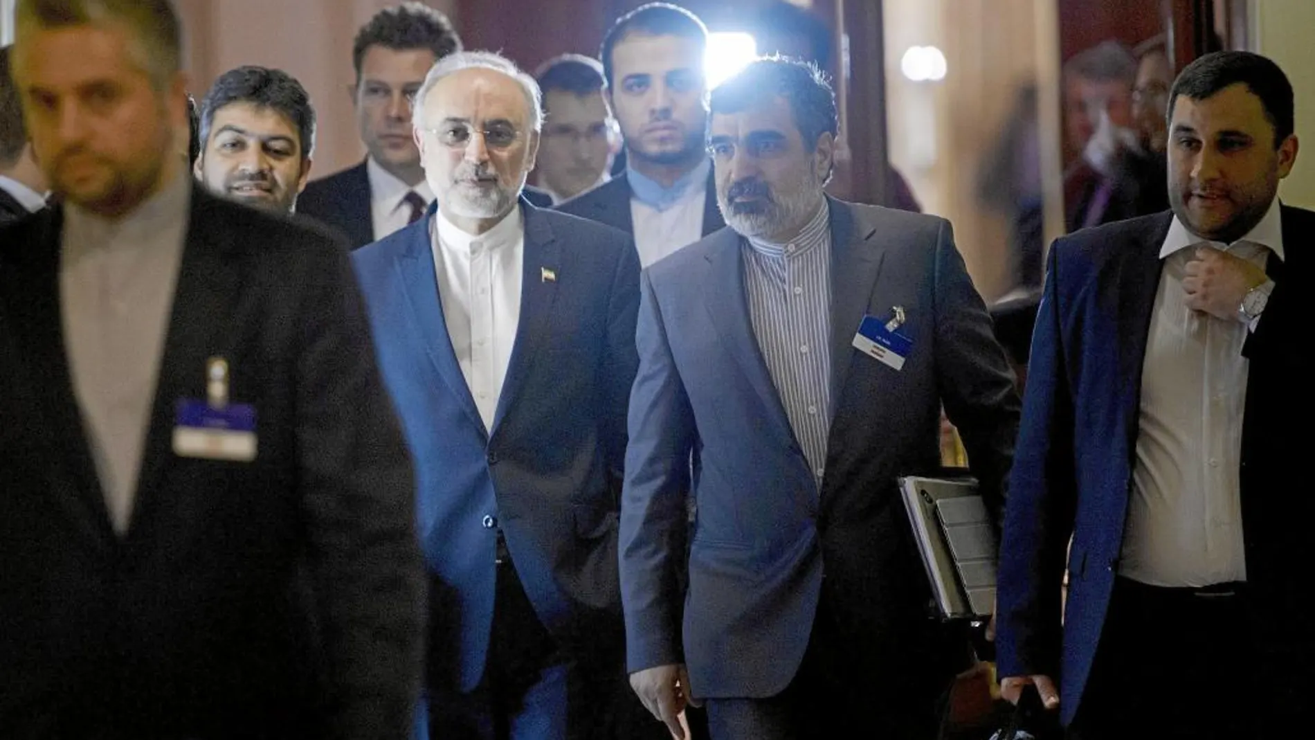 El jefe de la Organización de Energía Nuclear, Ali Akbar Salehi (en el centro), a la salida de un encuentro con el grupo 5+1, ayer en la ciudad suiza de Lausana