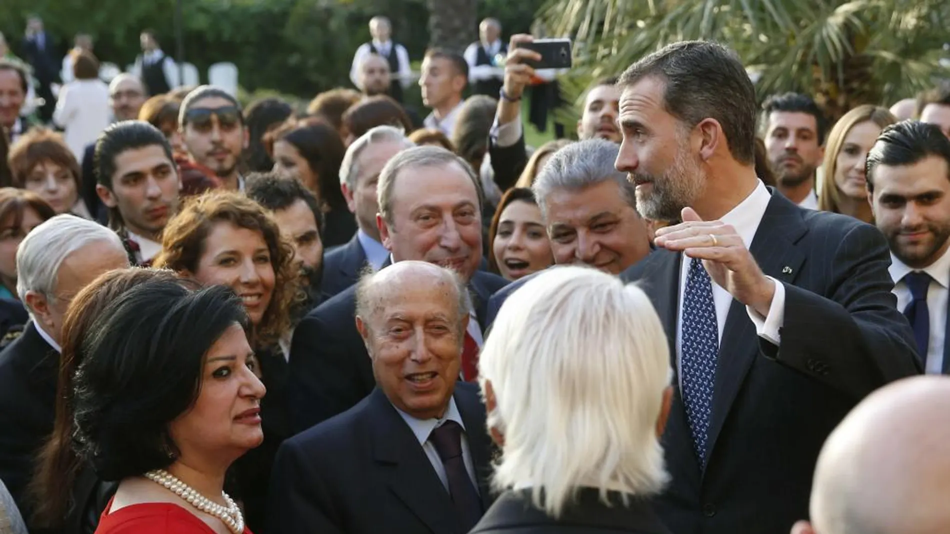Felipe VI durante la recepción ofrecida hoy en la Residencia de la Embajada de España del Líbano a la colectividad española en el país.