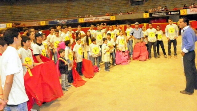 Iván Fandiño, con los jóvenes de Medellín (Colombia)