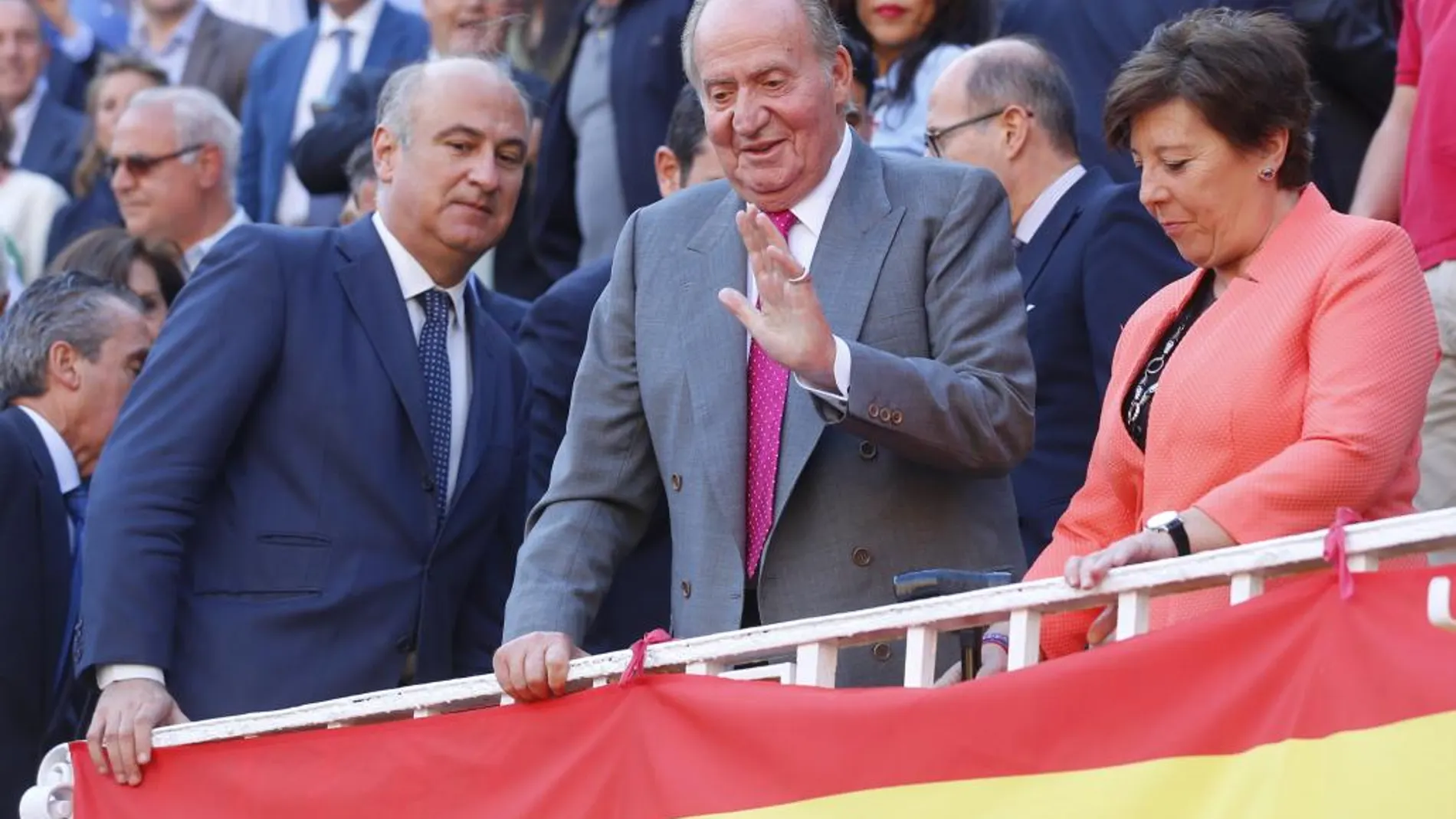 El Rey Juan Carlos con presidenta de la Asociación de la Prensa de Madrid, Carmen del Riego