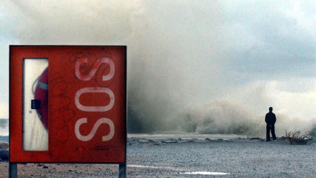 Un hombre observa los efectos de una tormenta sobre la costa catalana